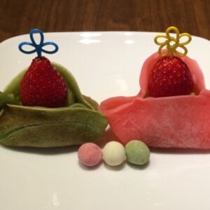 桜餅の皮で♡お花のような苺大福風の和菓子